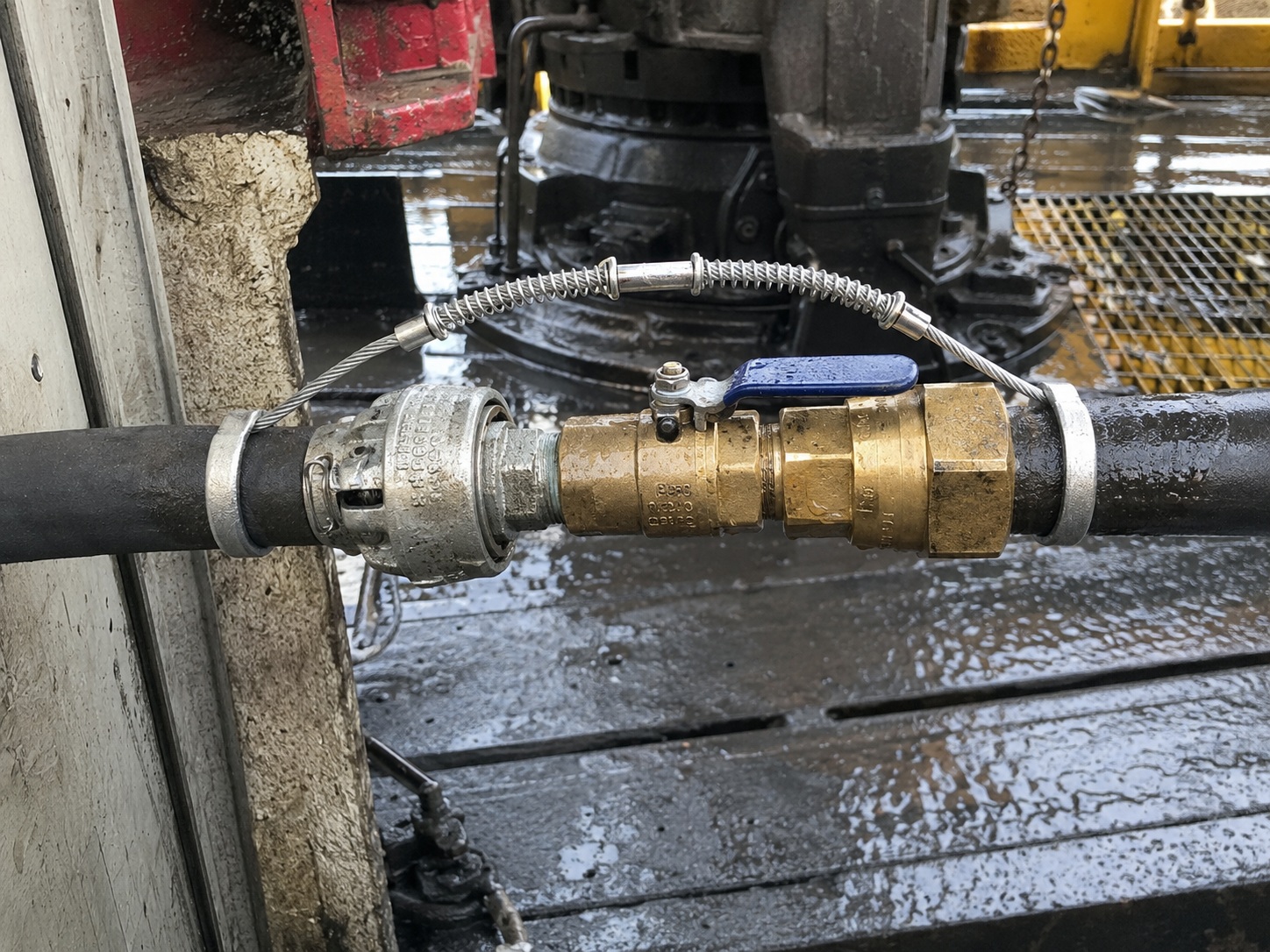 Oilfield hose safety cable for drilling hose connection